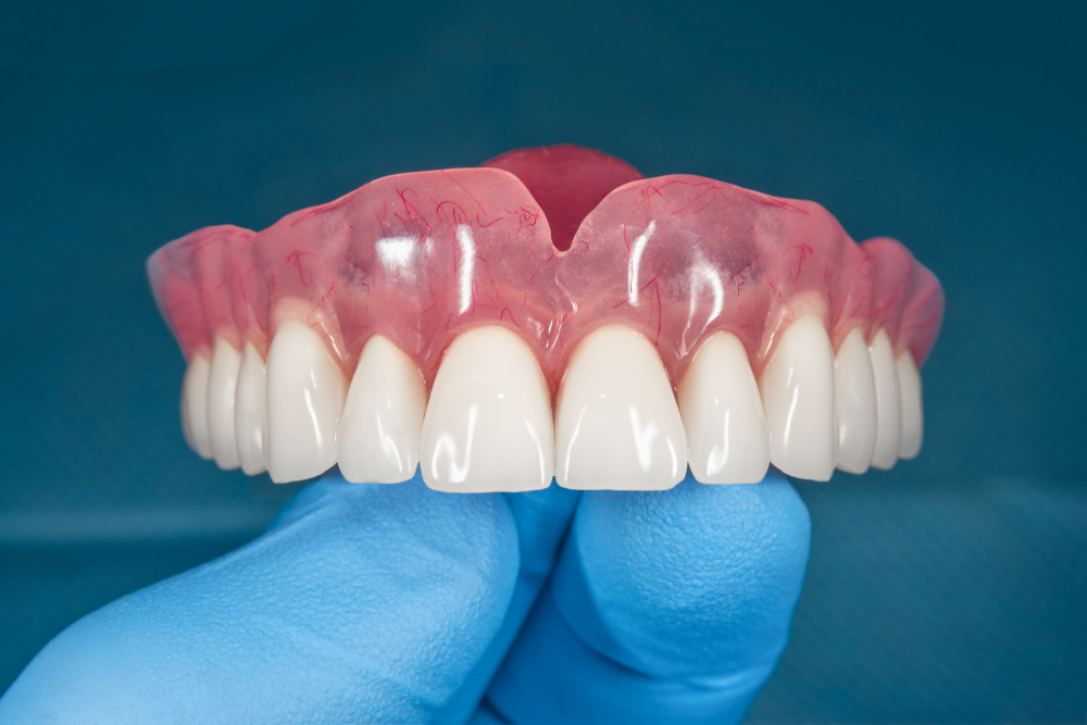 Folleto promocional de las prótesis dentales Snap-On (Snap-In) de Pelican Dental Care en Vero Beach, Florida. Incluye precios para un arco y ambos arcos, con tarifas exclusivas para miembros y detalles completos del paquete.